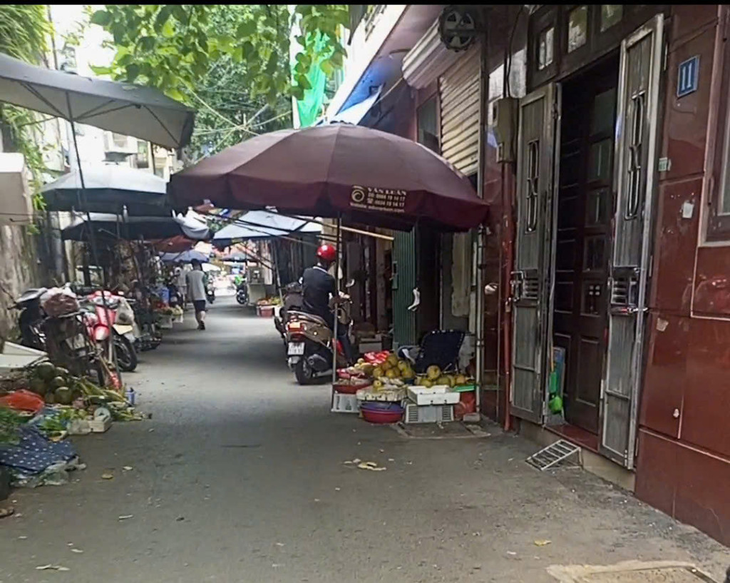 Cảnh chợ tạm bày bán lấn chiếm lòng ngõ