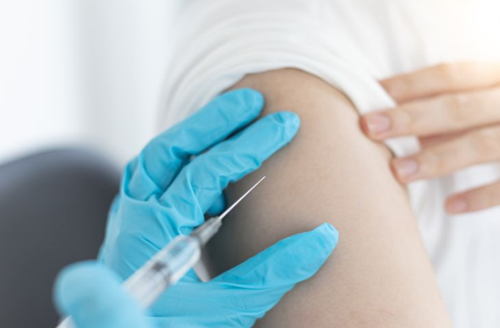 Tiêm cúm theo định kỳ là biện pháp phòng bệnh đơn giản nhưng hiệu quả (Ảnh minh họa)
