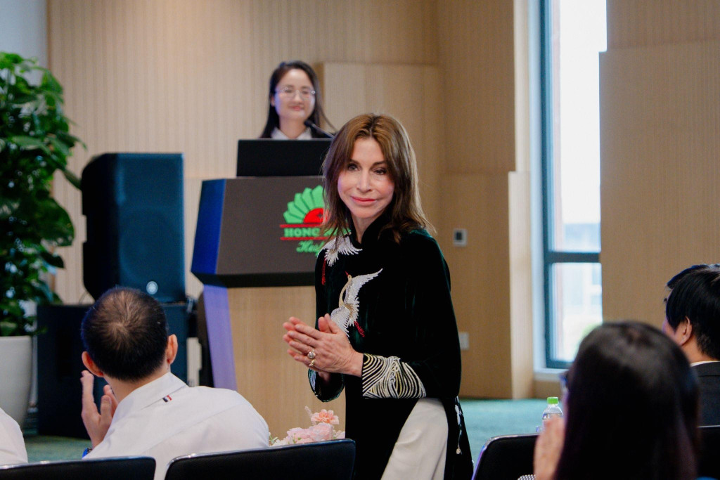 Bà Katrin Kandel - Giám đốc Điều hành Tổ chức Facing The World
Những tiến bộ mới trong phẫu thuật vùng đầu - cổ đã được chia sẻ tại Hội nghị 
Trong phiên thảo luận đầu tiên với chủ đề “Ung thư vùng đầu - cổ”, các chuyên gia quốc tế tập trung trao đổi về những thách thức trong điều trị khối u ác tính tại mũi xoang, tuyến mang tai và tuyến giáp - những vị trí đòi hỏi kỹ thuật phẫu thuật tinh vi và hiểu biết sâu về giải phẫu. 
BS Peter Clarke, Chủ tịch Khoa Thanh quản và Mũi, Hội Y học Hoàng gia Anh, trình bày chuyên đề “Những điều cần cân nhắc khi đối mặt với ung thư mũi xoang”- nhóm bệnh hiếm, đa dạng mô học và dễ bị chẩn đoán muộn do triệu chứng tương tự viêm xoang lành tính.
