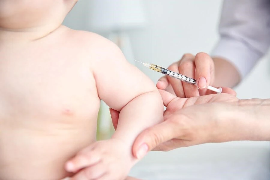 Trẻ dưới 6 tháng tuổi chưa đủ điều kiện tiêm vaccine cúm (Ảnh minh họa)