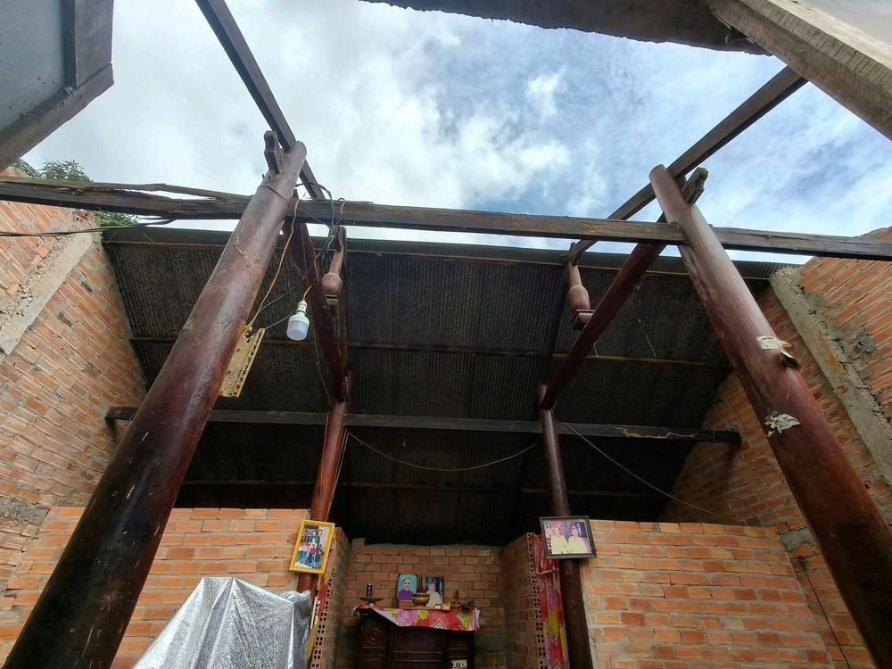 Mưa dông, lốc xoáy làm 14 trường hợp bị tốc mái tôn