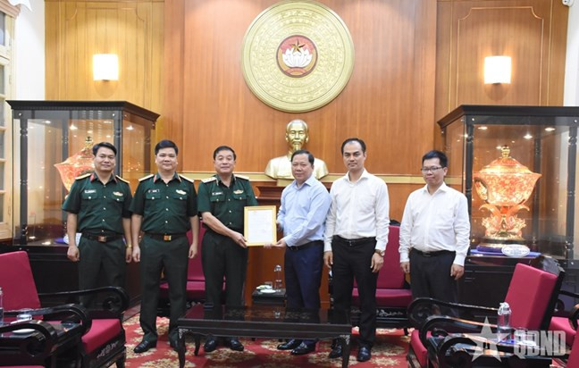 Ông Nguyễn Phí Long, Ủy viên Dự khuyết Trung ương Đảng, Phó Bí thư Đảng ủy MTTQ, các đoàn thể Trung ương trao thư cảm ơn Quân ủy Trung ương, Bộ Quốc phòng (Ảnh: VGP/Toàn Thắng)