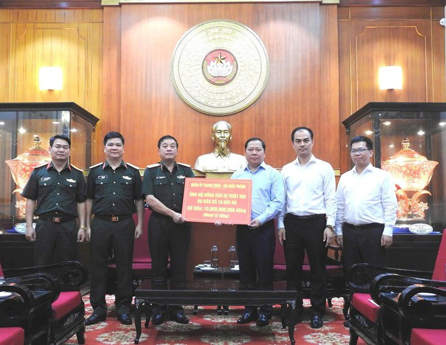 Thừa ủy quyền của Quân ủy Trung ương, Bộ Quốc phòng, Thượng tướng Trương Thiên Tô, Phó Chủ nhiệm Tổng cục Chính trị Quân đội nhân dân Việt Nam trao 10 tỷ đồng hỗ trợ đồng bào khắc phục hậu quả thiên tai (Ảnh: VGP/Toàn Thắng)