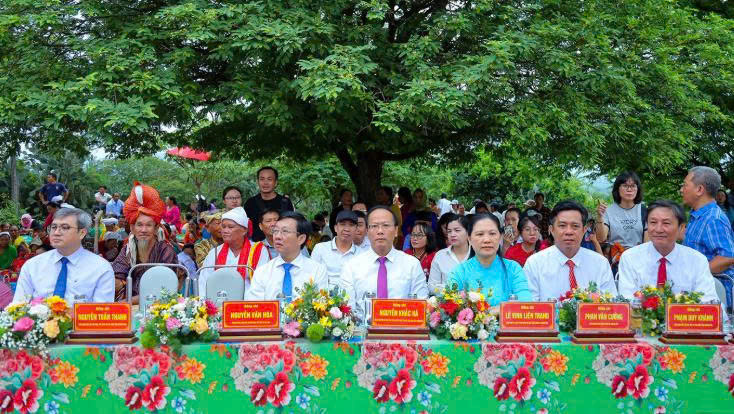 Đồng chí Nguyễn Khắc Hà cùng lãnh đạo các sở, ban, ngành, địa phương dự khai mạc lễ hội Katê (Ảnh: PV)