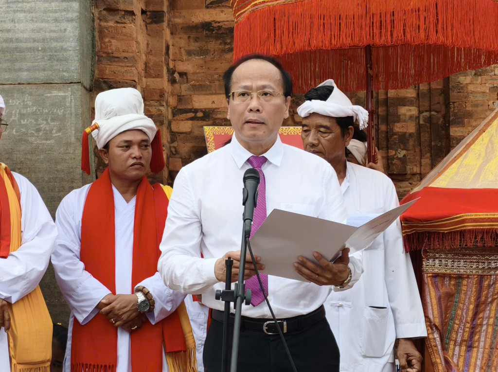 Đồng chí Nguyễn Khắc Hà phát biểu chúc mừng toàn thể đồng bào Chăm nhân dịp lễ hội Katê (Ảnh: PV)