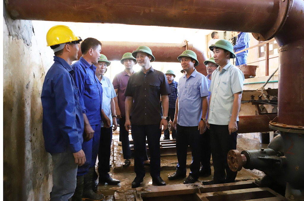 Chủ tịch UBND tỉnh Vương Quốc Tuấn và Phó Chủ tịch UBND tỉnh Lê Xuân Lợi động viên công nhân đang làm việc tại Trạm bơm Dương Đức (xã Mỹ Thái