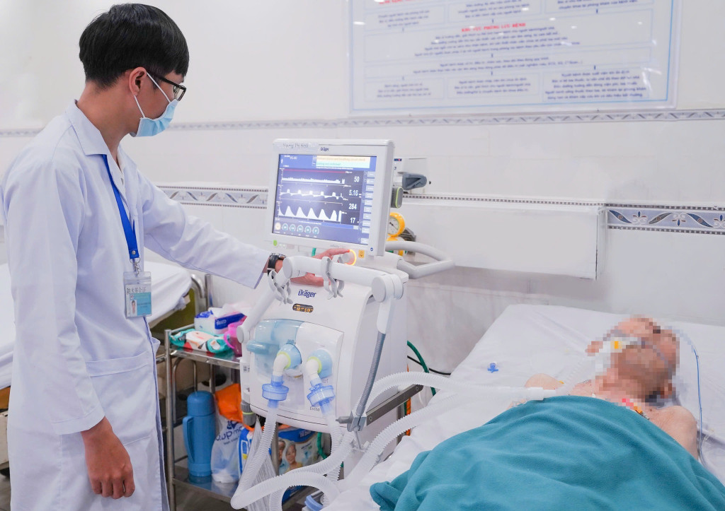 Cụ bà 91 tuổi bị suy hô hấp cấp trên nền bệnh tim - thận mạn, cao huyết áp và viêm phổi nặng đang được điều trị  tích cực (Ảnh: Bệnh viện Đa khoa Sài Gòn - TP. Hồ Chí Minh)