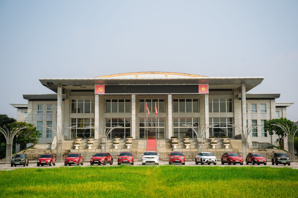 Chuỗi sự kiện “Ngày hội Thu xăng đổi điện - Vì Việt Nam xanh” là cơ hội để khách hàng ở Hưng Yên, Gia Lai tiếp cận loạt ô tô, xe máy điện của VinFast