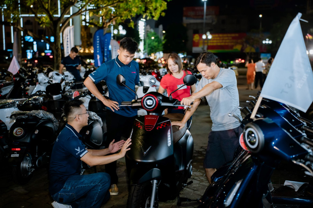 Người dùng nhận nhiều ưu đãi hấp dẫn khi mua ô tô, xe máy điện VinFast vào thời điểm này
