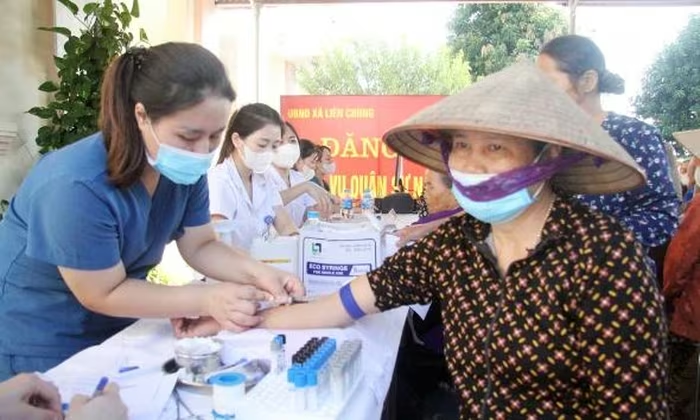 Nhân viên Bệnh viện Đa khoa Anh Quất lấy mẫu máu xét nghiệm cho người dân tại Trạm Y tế Liên Chung (xã Phúc Hòa)