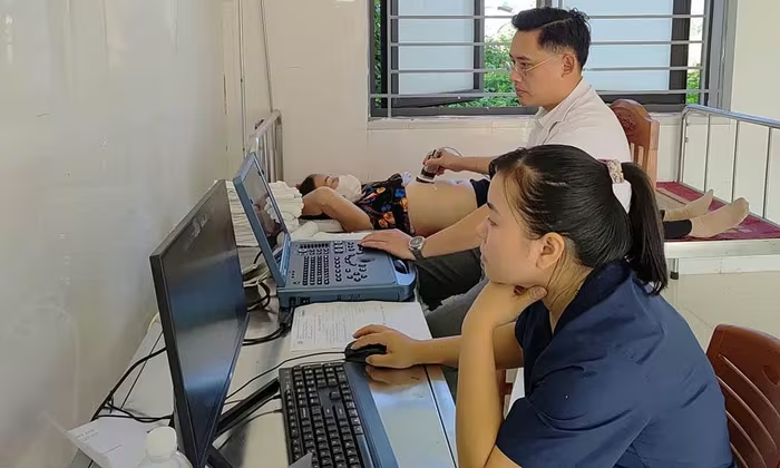 Bác sĩ Bệnh viện Đa khoa Anh Quất siêu âm cho người dân tại Trạm Y tế Ngọc Lý (xã Tân Yên)