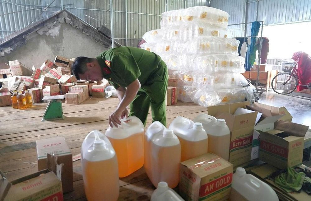 Kết quả điều tra cho thấy từ tháng 4/2024 đến thời điểm bị kiểm tra, công ty Công ty TNHH An Thịnh Food (Thuần Trung, Nghệ An) đã sản xuất hơn 2,7 triệu lít dầu ăn giả