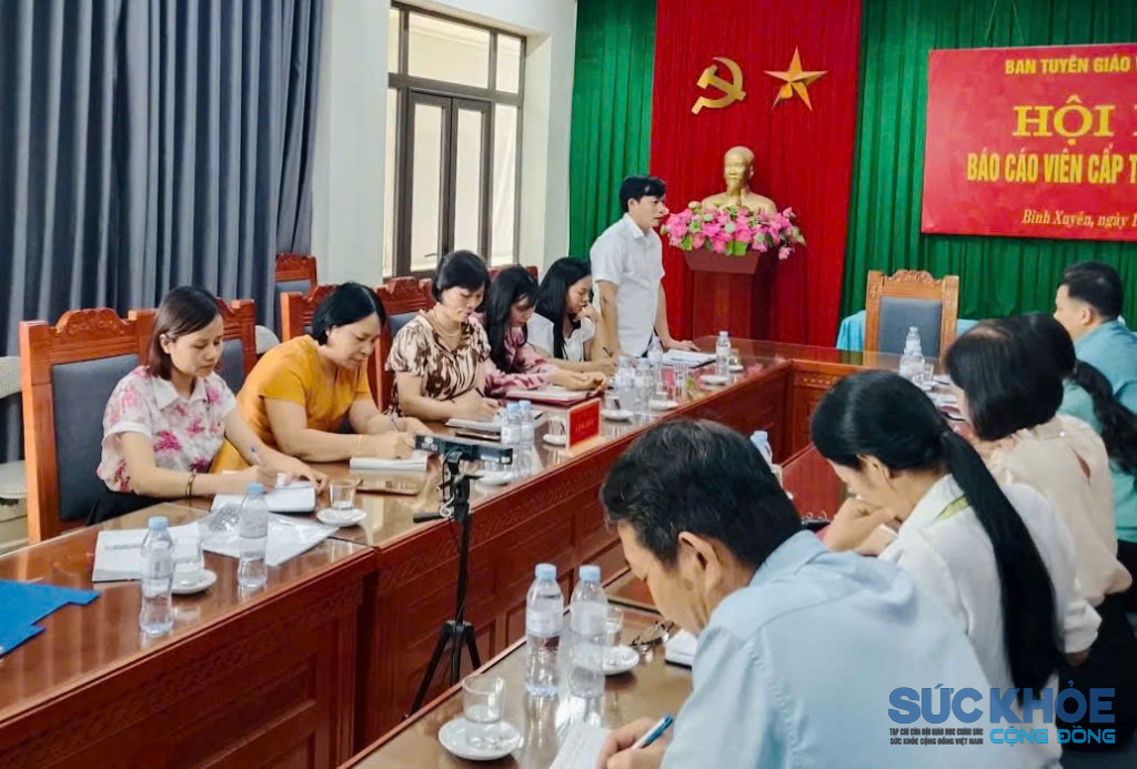Đoàn công tác làm việc tại xã Bình Tuyền