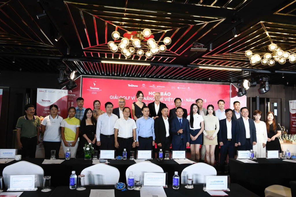 Các đại biểu chụp ảnh lưu niệm sau buổi họp báo