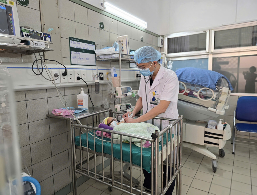 Bác sĩ Kiên thăm khám cho cháu bé đang được theo dõi tại Phòng Hồi sức sơ sinh, Trung tâm Nhi khoa