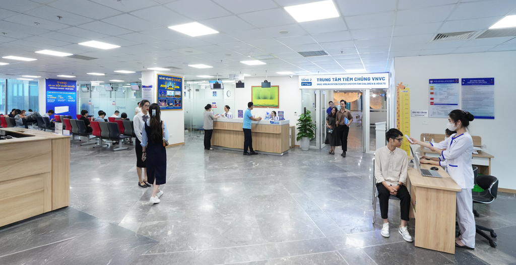 Trung tâm Tiêm chủng VNVC tại Cầu Giấy cung cấp đầy đủ các loại vaccine cho trẻ em và người lớn, bao gồm cả nhiều loại vaccine khan hiếm, vaccine mới và vaccine thế hệ mới, được nhập khẩu chính hãng từ các tập đoàn dược phẩm hàng đầu thế giới từ Pháp, Mỹ, Ý, Bỉ, Canada, Nhật Bản, Hà Lan... (Ảnh: BVĐK Tâm Anh)