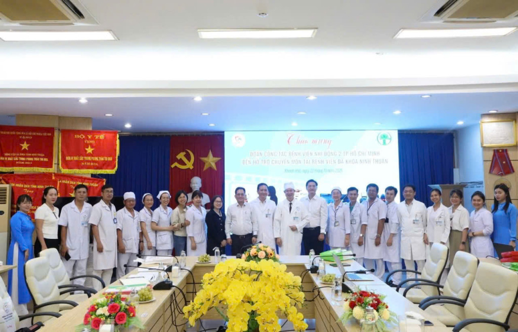 Hình lưu niệm sau buổi làm việc giữa 2 bệnh viện (Ảnh: Bệnh viện Đa khoa Ninh Thuận)