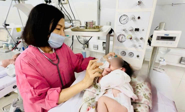 Bệnh nhân nhi đã bú được sữa sau khi phâu thuật thành công (Ảnh: Bệnh viện Đa khoa Khánh Hòa)