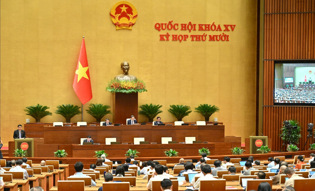 Chủ nhiệm Ủy ban Văn hóa và Xã hội của Quốc hội Nguyễn Đắc Vinh trình bày báo cáo thẩm tra dự thảo Luật