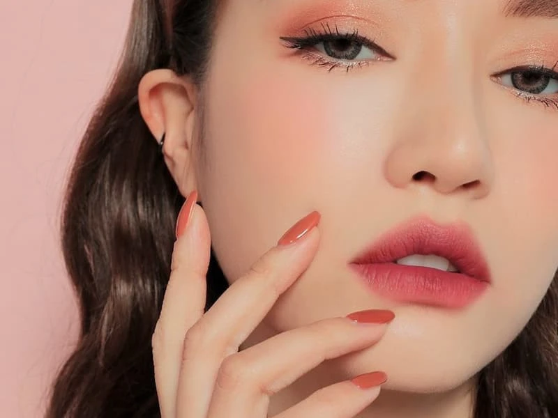 Đánh son đúng kỹ thuật là yếu tốt quyết định độ bền màu (Ảnh minh họa)