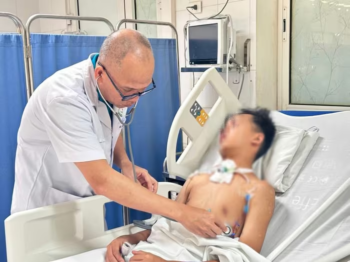 Phó Giáo sư, Tiến sĩ Nguyễn Hồng Hà, Trưởng khoa Phẫu thuật Hàm mặt-Tạo hình và Thẩm mỹ, Bệnh viện Hữu nghị Việt Đức khám cho bệnh nhân sau phẫu thuật (Ảnh: BVCC)