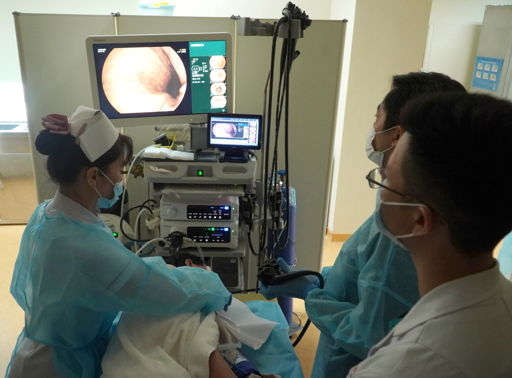 Các bác sĩ đang thăm khám cho  nữ bệnh nhân 63 tuổi (Ảnh: Bệnh viện Chợ Rẫy - TP. Hồ Chí Minh)