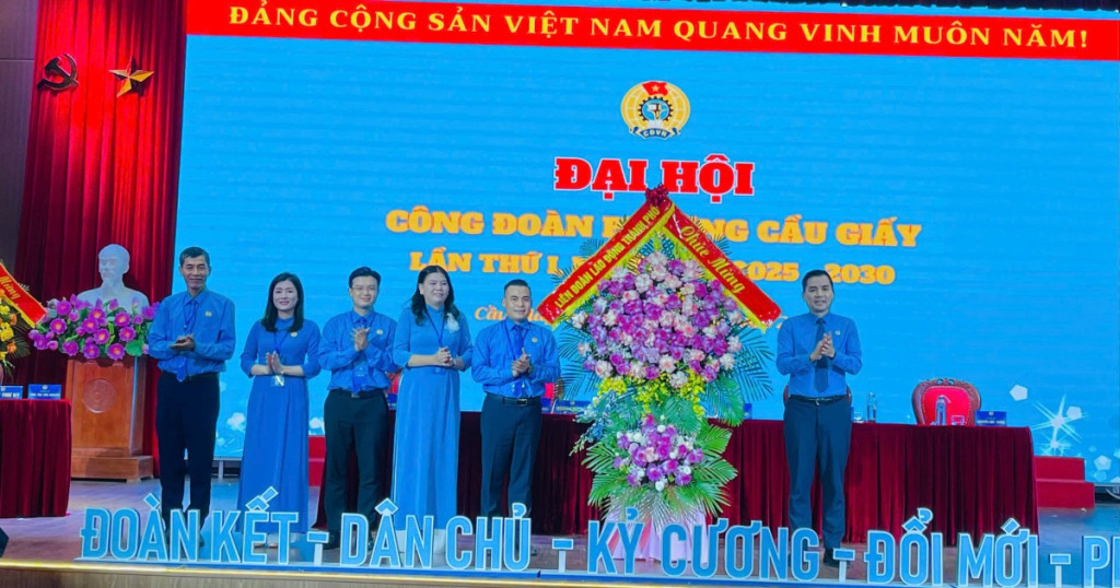 ồng chí Lê Đình Hùng - Ủy viên Ban Chấp hành LĐLĐ Việt Nam, Phó Chủ tịch Phụ trách LĐLĐ Thành phố tặng hoa chúc mừng Đại hội.