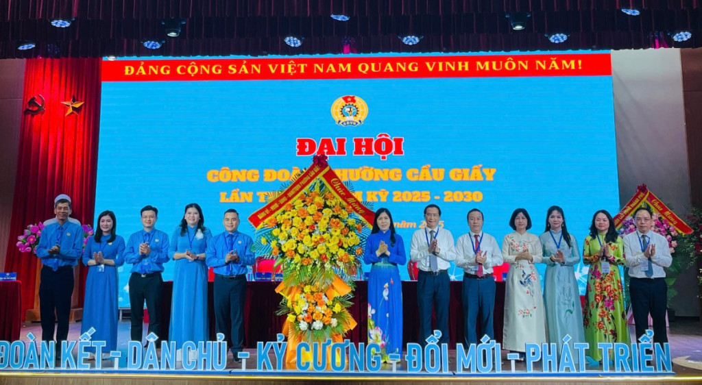 Đồng chí Trần Thị Phương Hoa - Thành ủy viên, Bí thư Đảng ủy, Chủ tịch HĐND phường Cầu Giấy cùng các đồng chí trong Ban Thường vụ tặng hoa chúc mừng Đại hội.