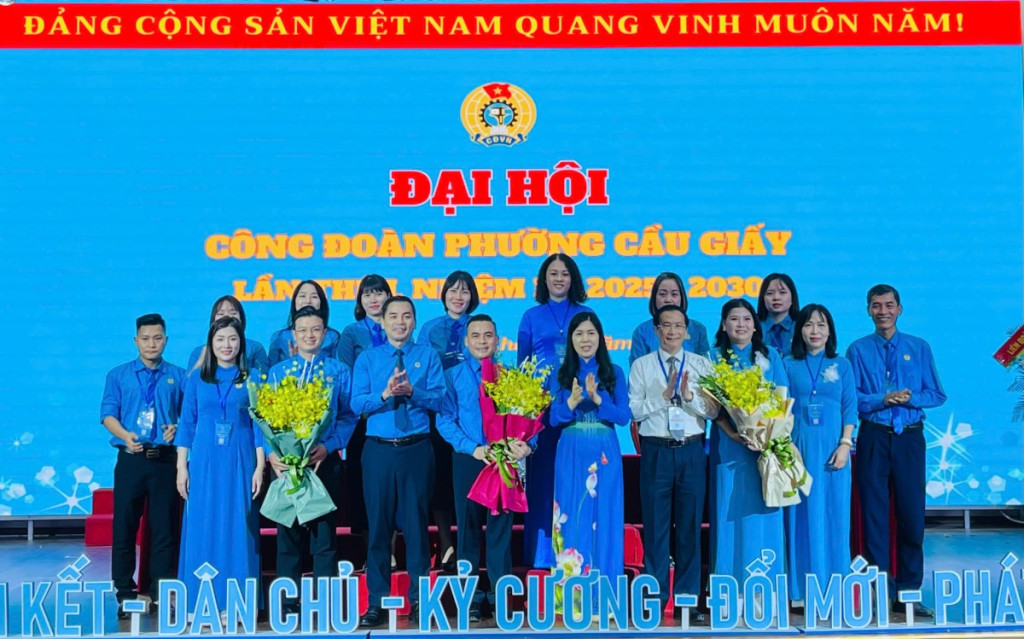 Lãnh đạo Thành phố và phường Cầu Giấy tặng hoa chúc mừng Ban Chấp hành Công đoàn phường Cầu Giấy nhiệm kỳ 2025 - 2030.