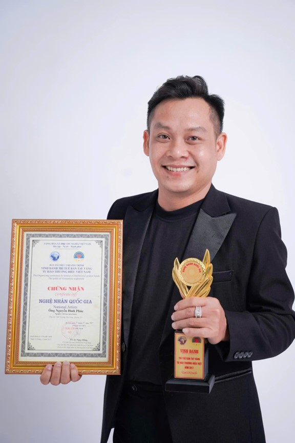 Nguyễn Đình Phúc nhận chứng nhận Nghệ nhân Quốc gia