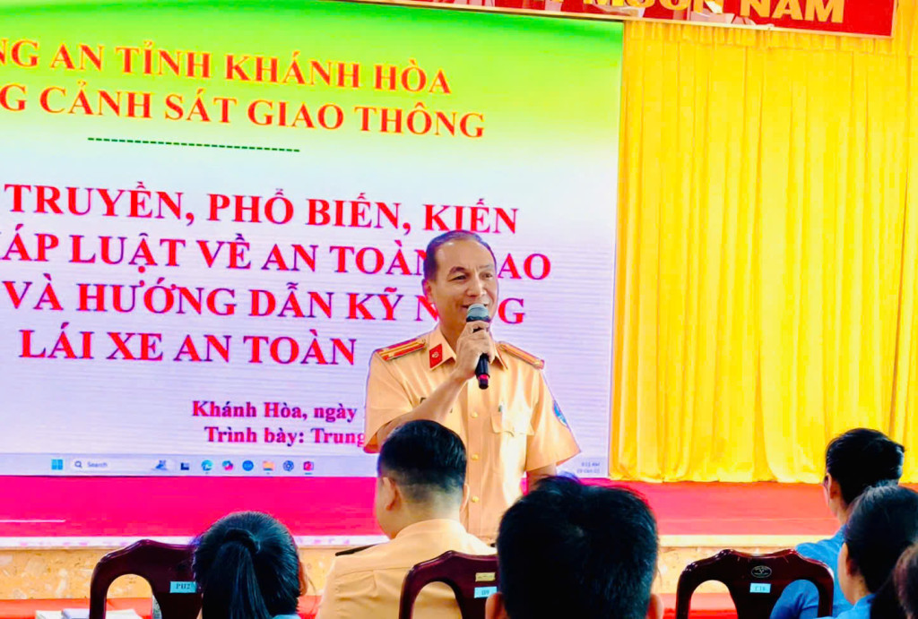 Trung tá Vương Trọng Anh chia sẻ kiến thức tham gia giao thông an toàn (Ảnh: Thanh Huy)