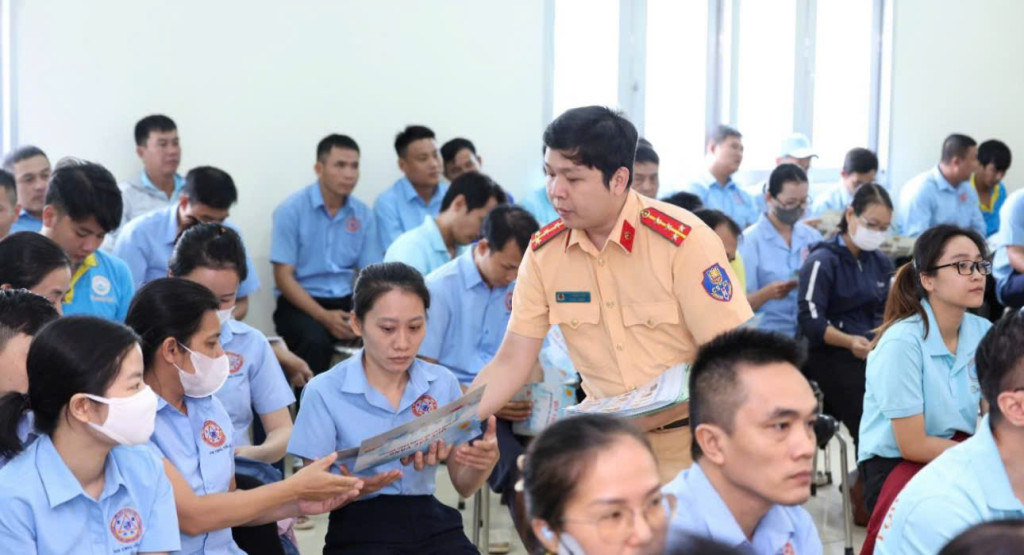 Những thông thông tin chia sẽ đến cán bộ, nhân viên Công ty Công ty CP NGK Sanest Khánh Hoà (Ảnh: Thanh Huy)