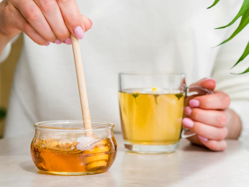Uống mật ong pha nước ấm để giúp cải thiện tình trạng dị ứng (Ảnh minh họa)