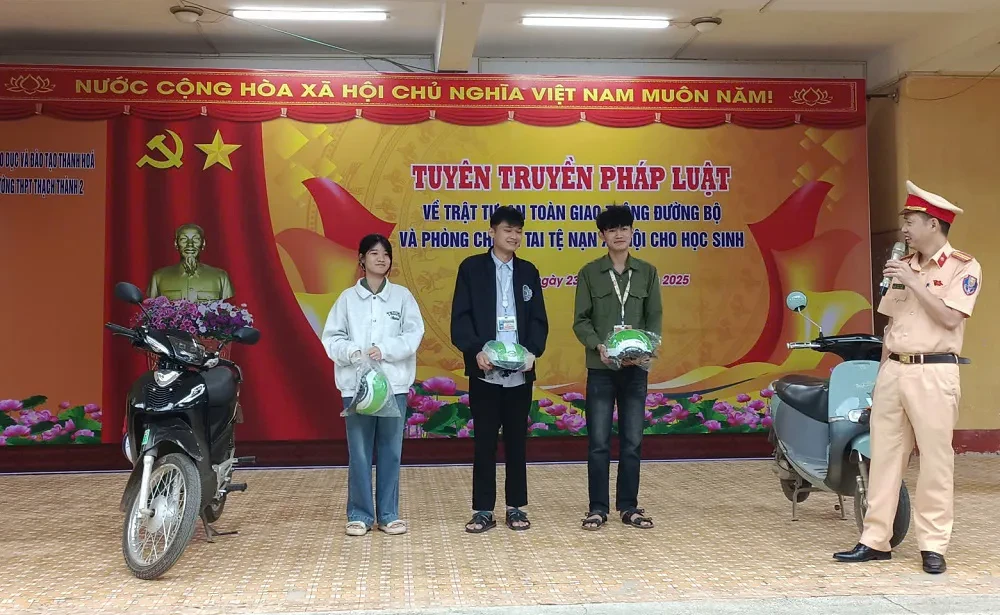 Phòng CSGT Công an tỉnh trao tặng mũ bảo hiểm đạt chuẩn, lan tỏa thông điệp an toàn khi tham gia giao thông