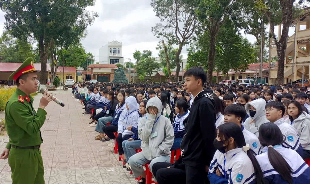 Buổi tuyên truyền pháp luật diễn ra sôi nổi khi cán bộ Công an hướng dẫn kỹ năng an toàn giao thông và giải đáp nhiều câu hỏi của học sinh