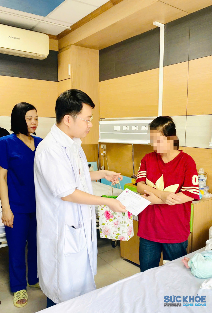 Tập thể cán bộ Khoa Sơ sinh hỗ trợ chi phí sinh hoạt cho gia đình bệnh nhi.