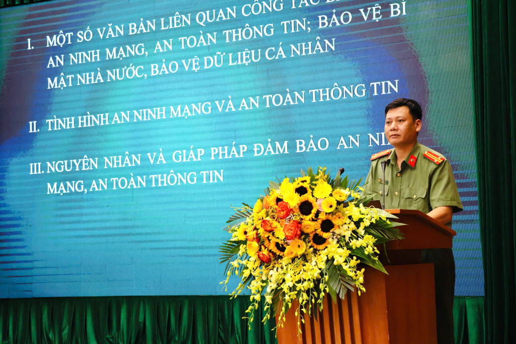 Trung tá Đinh Ngọc Sở - đại diện PA05 phổ biến một số văn bản liên quan đến công tác đảm bảo an ninh mạng