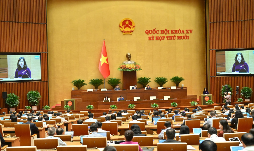 Bộ trưởng Bộ Y tế Đào Hồng Lan trình bày Tờ trình dự án Luật Phòng bệnh