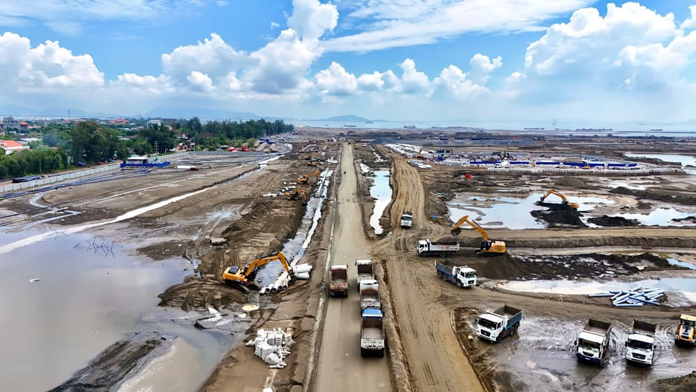 Công trường dự án khu đô thị lấn biển Cần Giờ đang tập nập thi công
