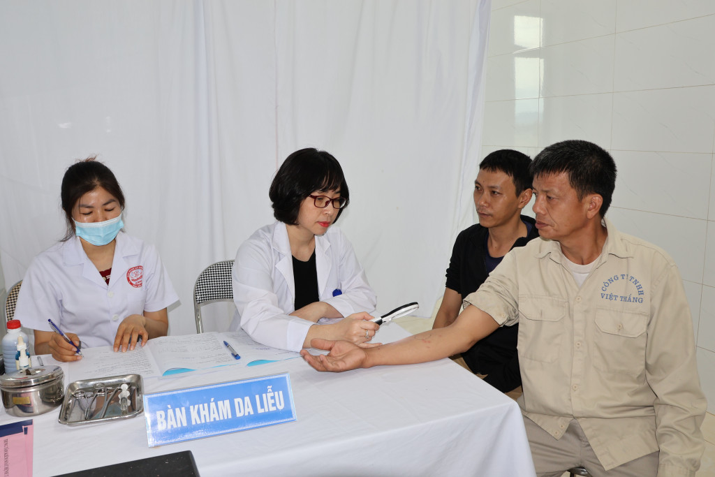 Bác sĩ khám da liễu cho người lao động