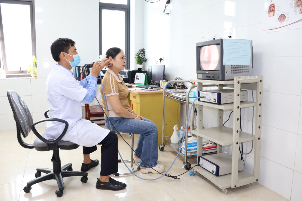 Bác sĩ Trung tâm Kiểm soát bệnh tật Bắc Ninh số 1 khám Tai-Mũi-Họng cho người lao động