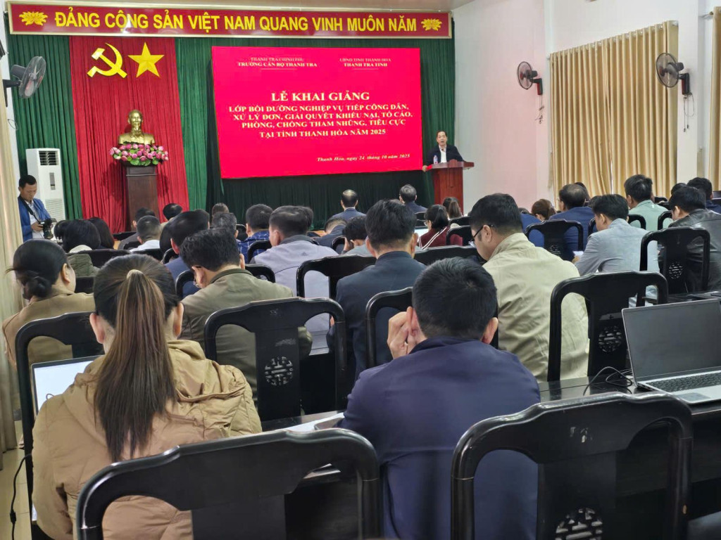 Các học viên dự lễ khai giảng lớp bồi dưỡng nghiệp vụ tiếp công dân, xử lý đơn, giải quyết khiếu nại, tố cáo, phòng chống tham nhũng tiêu cực tại Thanh Hóa