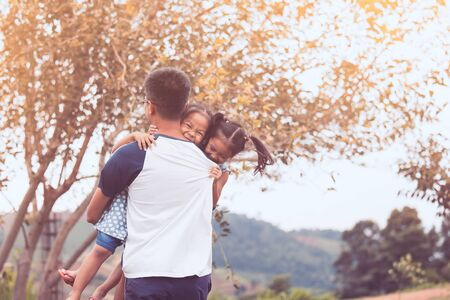 Nhiều vấn đề cần làm rõ xung quanh đề xuất bố đơn thân nuôi 2 con được ưu tiên mua nhà ở xã hội
