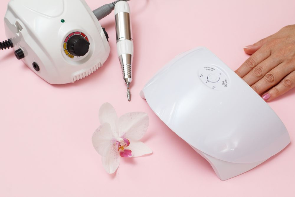 Thường xuyên tiếp xúc ánh từ đèn hơ gel có nguy cơ gây ung thư da (Ảnh minh họa)
