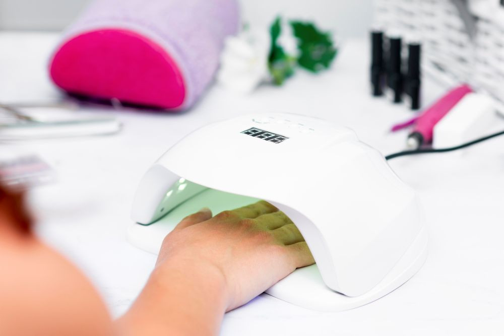 Thường xuyên tiếp xúc ánh từ đèn hơ gel có nguy cơ gây ung thư da (Ảnh minh họa)
