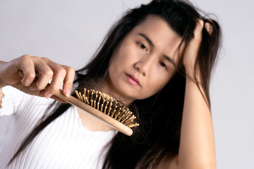 Thiếu máu kéo dài khiến tóc mẹ bầu yếu hơn hẳn từ giữa thai kỳ (Ảnh minh họa)

