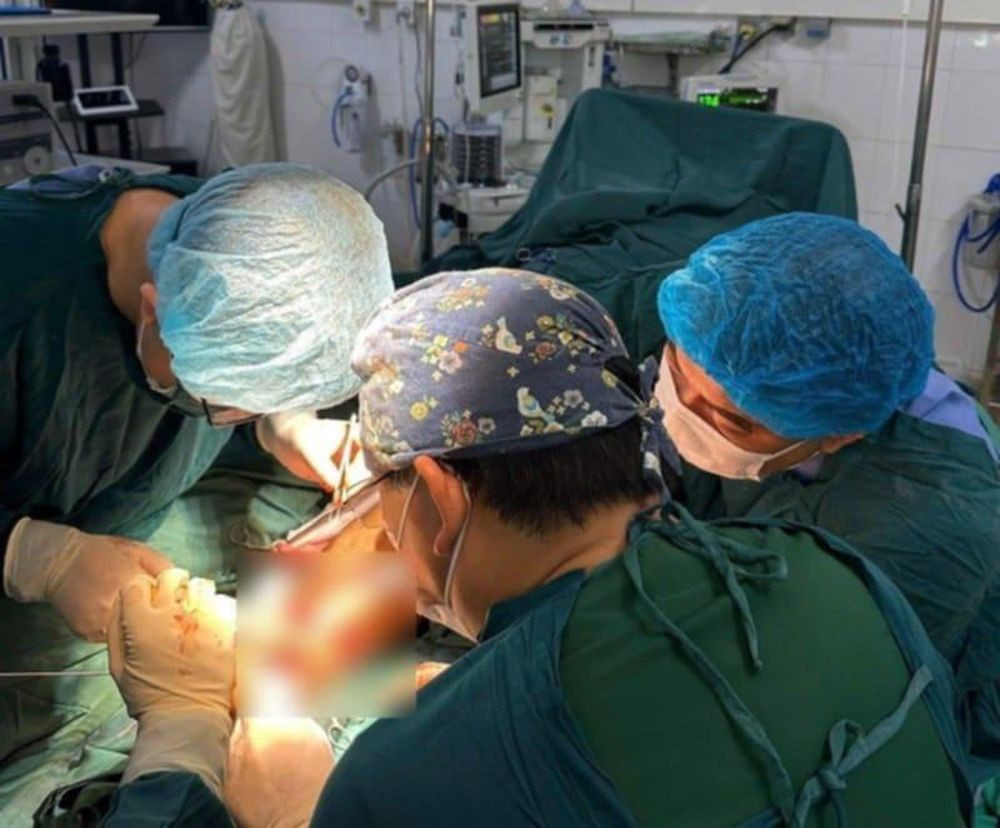 Các bác sĩ phẫu thuật cho bệnh nhân