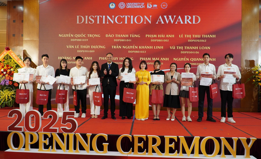 Các em học sinh có thành tích suất sắc được khen thưởng tại buổi lễ
