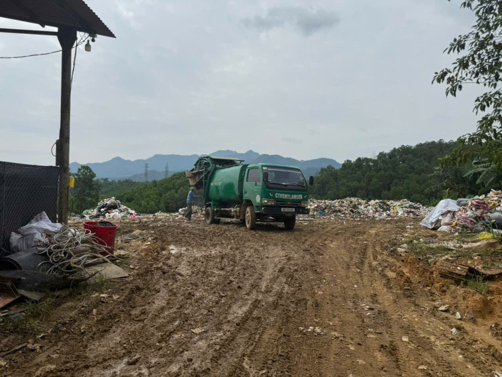 Xe thu gom rác của Công ty Cổ phần Môi trường Lam Sơn đổ thẳng rác ra bãi tập kết, sau đó chôn lấp, không qua phân loại, xử lý theo quy định