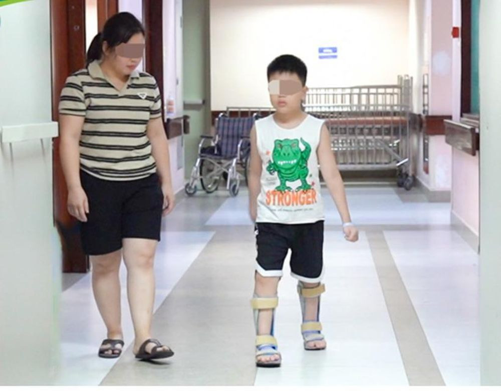 Bé trai N.P bước những bước đầu tiên